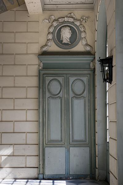 Escalier d'honneur : vue de la porte droite située au rez-de-chaussée.