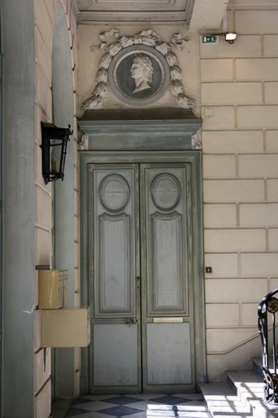 Escalier d'honneur : vue de la porte gauche située au rez-de-chaussée.