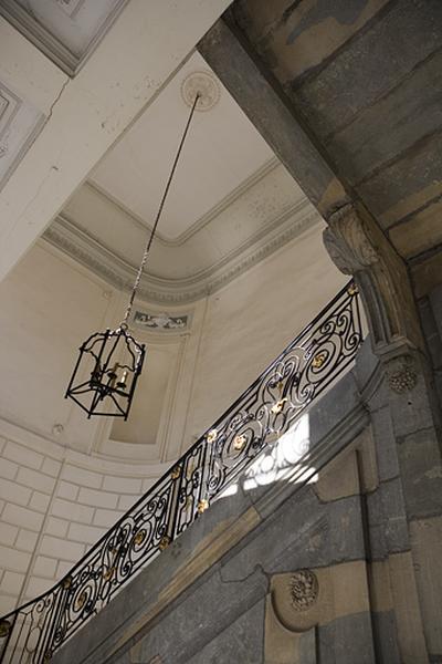 Escalier d'honneur : vue en contre-plongée.