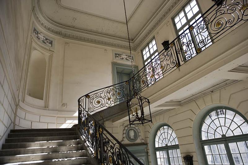 Escalier d'honneur : vue d' ensemble de la cage d'escalier depuis le haut de la dernière volée.