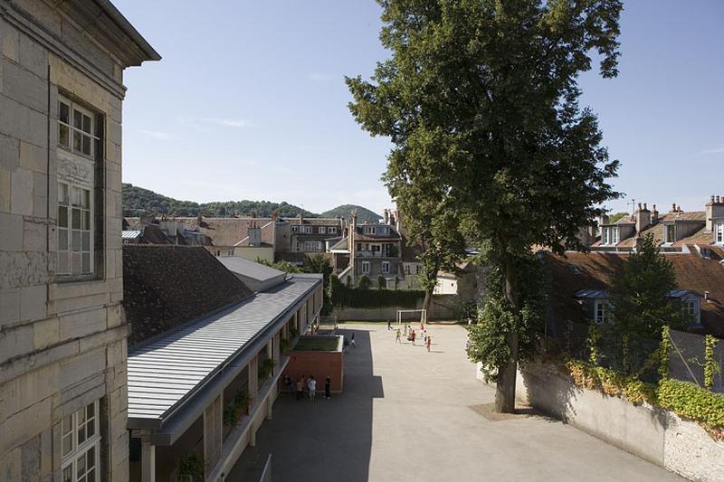 Vue d'ensemble de la cour de l'école, à l'emplacement de l'ancien jardin.