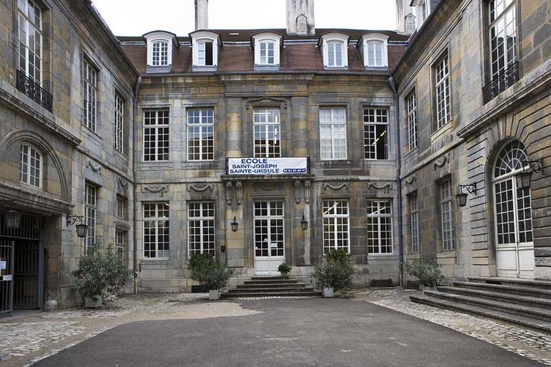 Vue d'ensemble des bâtiments autour de la cour d'honneur depuis l'entrée.