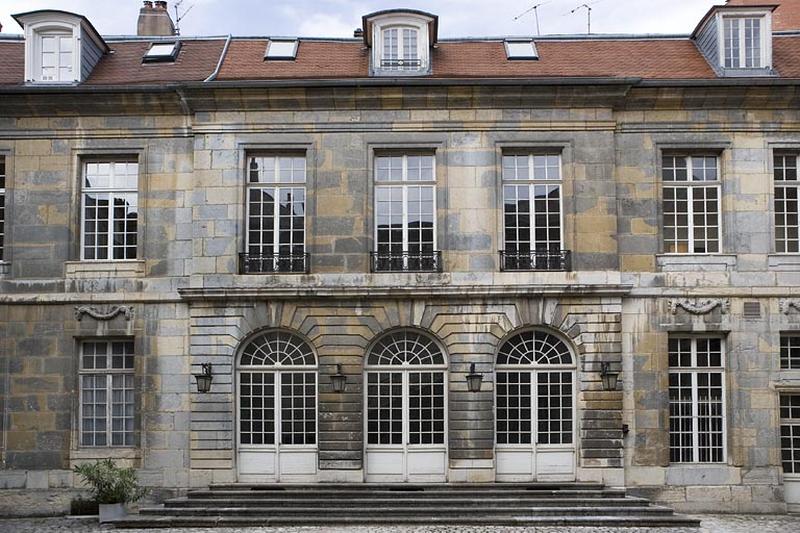 Aile à droite de la cour d'honneur contenant l'escalier.