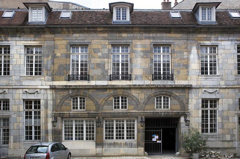 Aile à gauche de la cour d'honneur contenant le passage donnant sur la cour des communs.