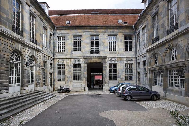 Vue d'ensemble des bâtiments depuis le fond de la cour d'honneur.