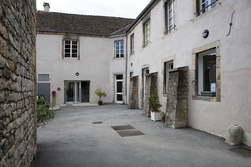 Vue d'ensemble des bâtiments situés dans la cour des communs.