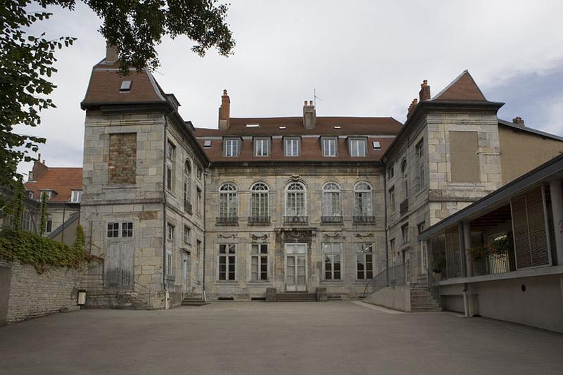 Vue d'ensemble de la façade postérieure du logis principal depuis l'ancien jardin.