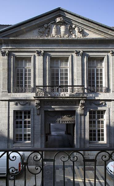 Vue d'ensemble de la partie centrale de la façade sur rue, de face.