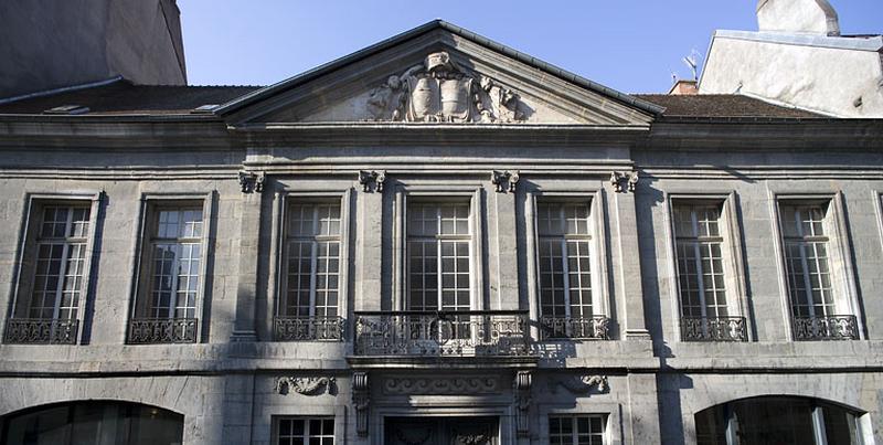 Vue d'ensemble du premier étage de la façade sur rue, de face.