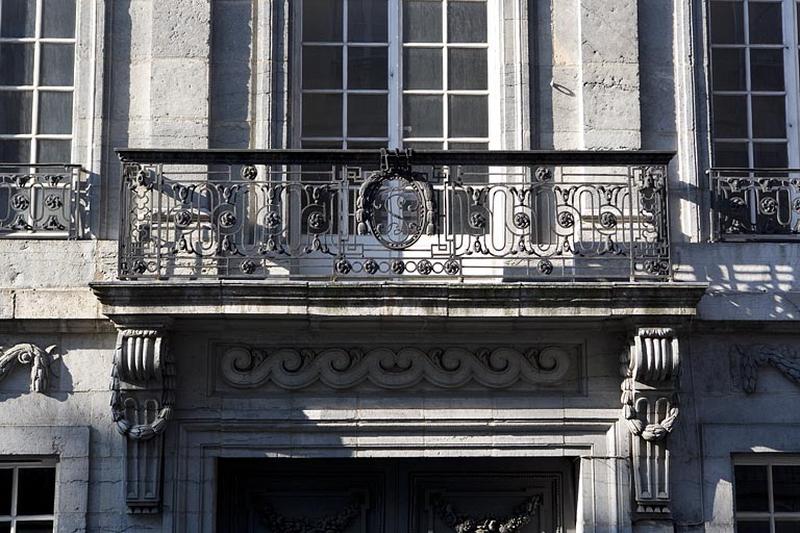 Détail du balcon en ferronnerie, au premier étage sur rue, comportant les armoiries des Terrier de Santans.