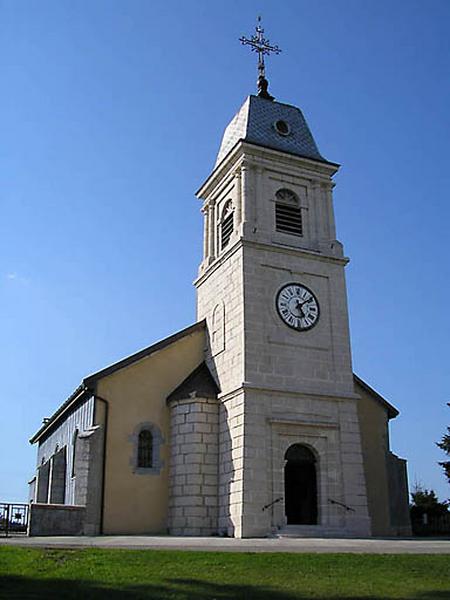 Vue générale de la la façade antérieure, des bas-côtés et du clocher.