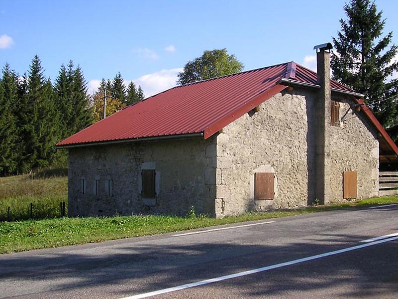 Façade postérieure vue de trois quarts.