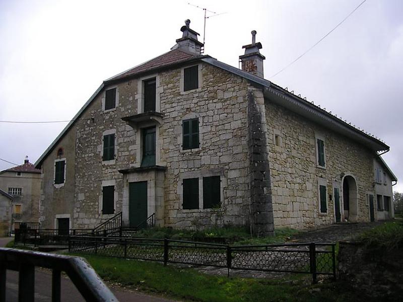 Façades antérieure et latérale vues de trois quarts.