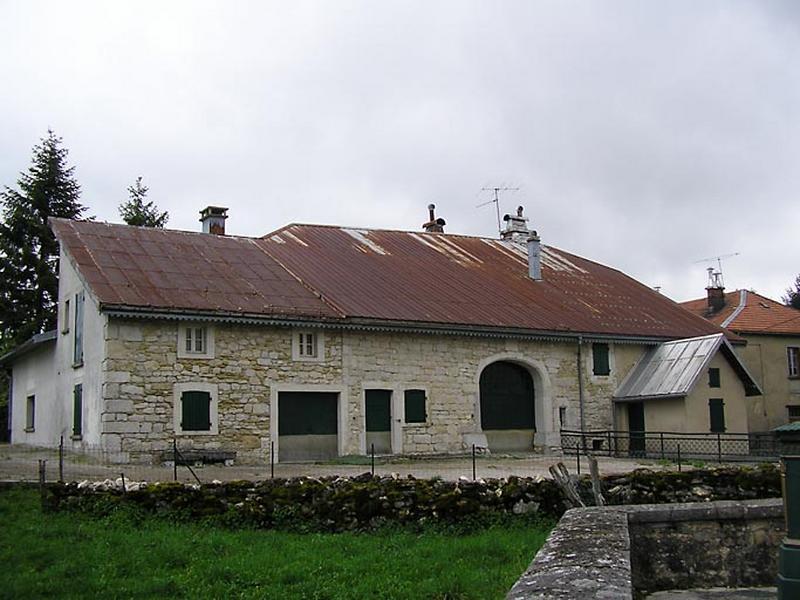 Façade postérieure et appentis vus de trois quarts.