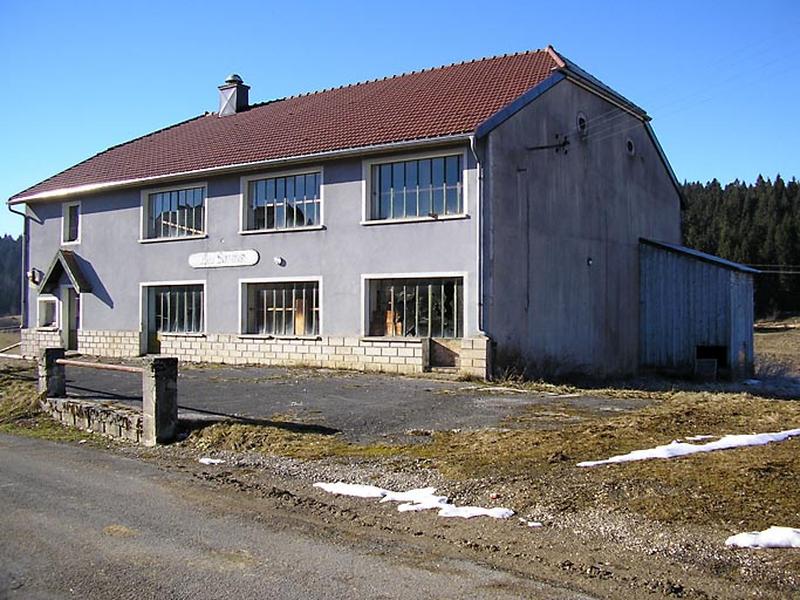 Façade antérieure et pignon nord-est vus de trois quarts.