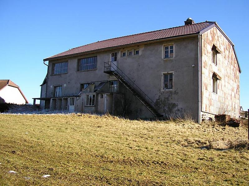 Façade postérieure et pignon sud-ouest vus de trois quarts.