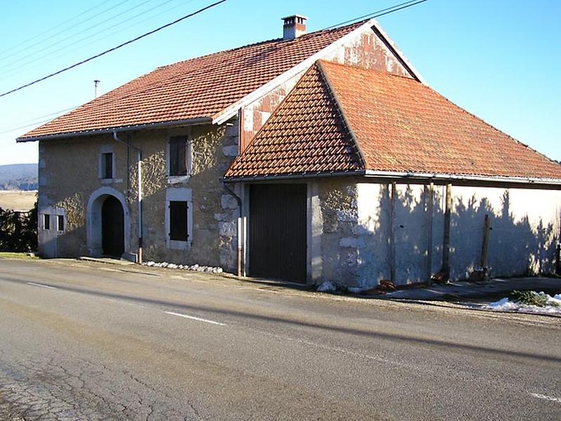 Façade antérieure et pignon sud-ouest vus de trois quarts.