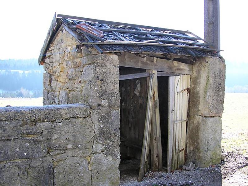 Les toilettes extérieures.