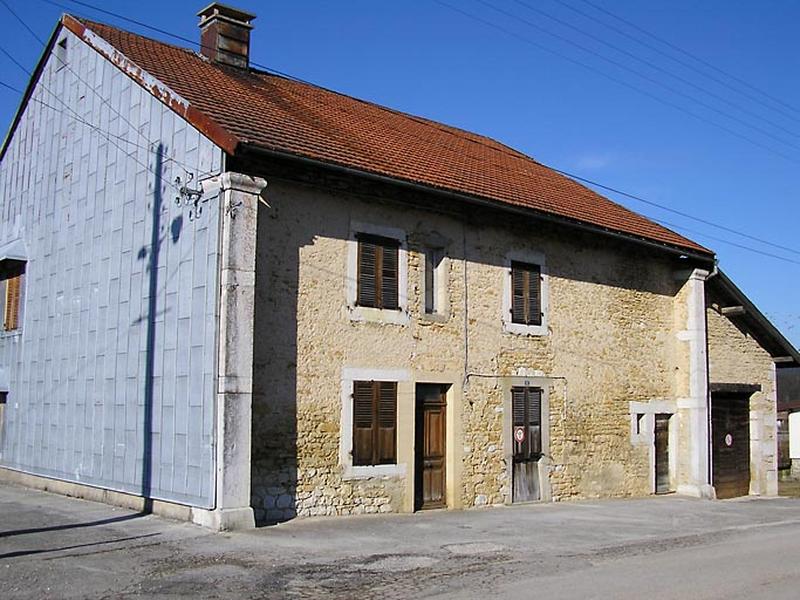 Façade antérieure et pignon sud-ouest vus de trois quarts.