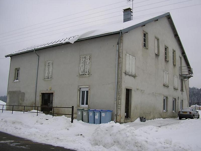 Façade antérieure et pignon sud-ouest vus de trois quarts.