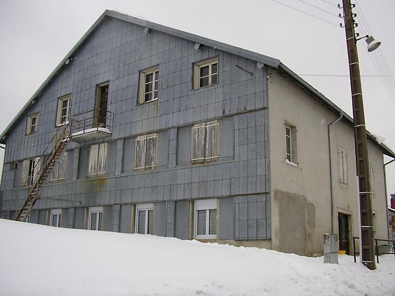 Pignon sud-ouest et façade antérieure vus de trois quarts.