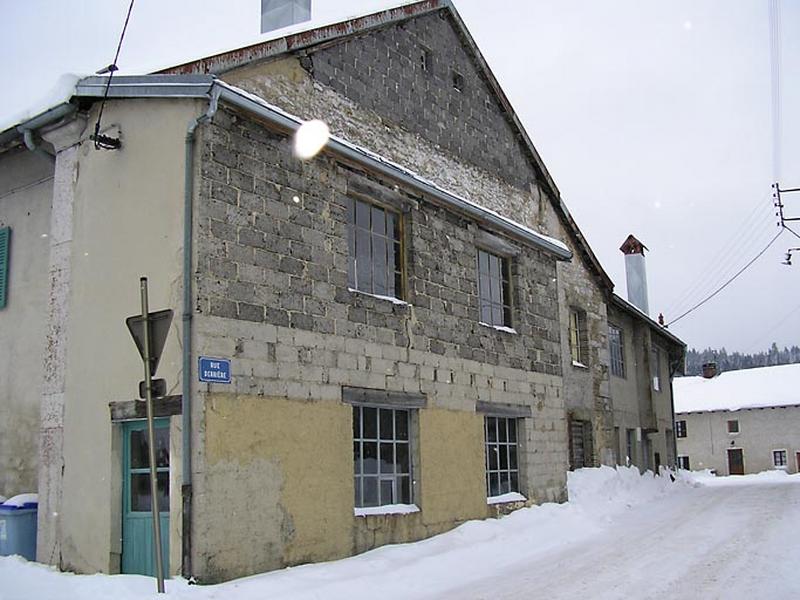 Façade latérale vue de trois quarts.