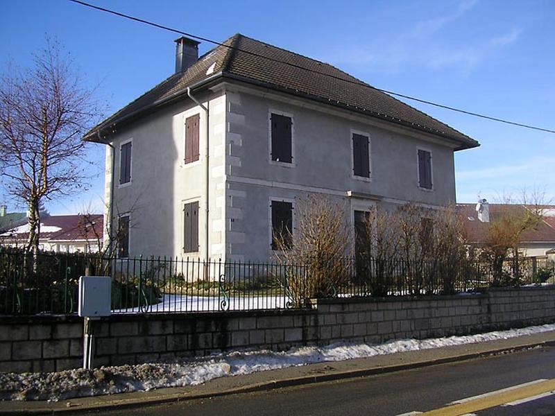 Façade antérieure vue de trois quarts.
