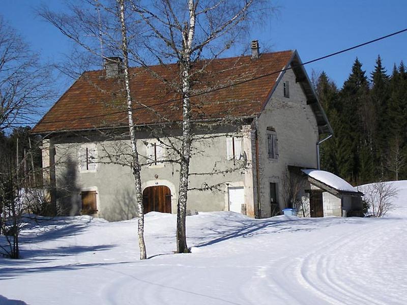 Façade antérieure et pignon sud-ouest vus de trois quarts.