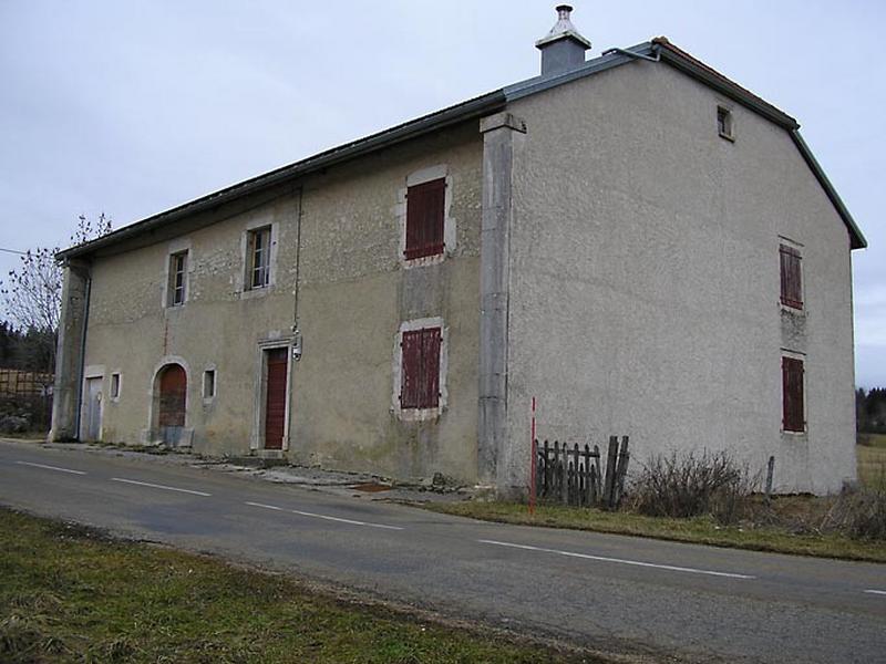 Façade antérieure vue de trois quarts.