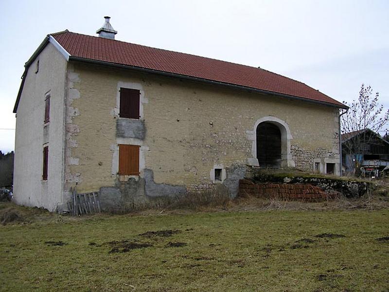 Façade postérieure et levée de grange vues de trois quarts.
