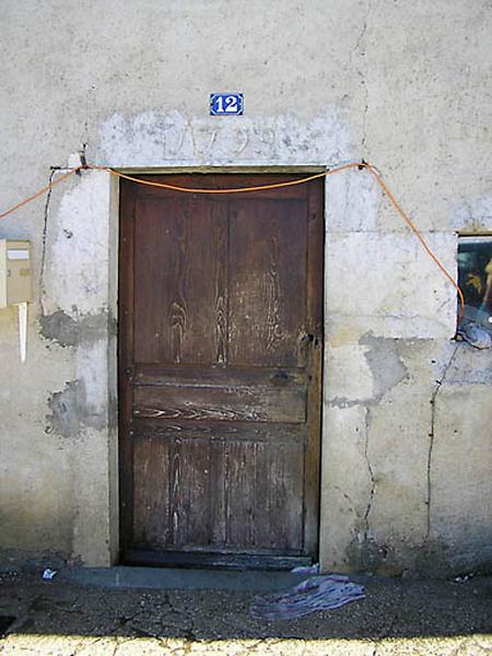 Vue de la porte et et du linteau avec inscription.