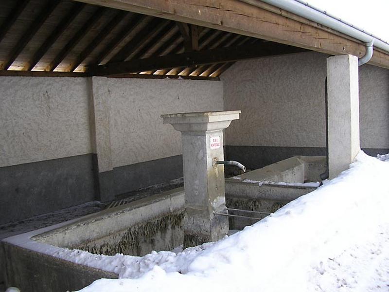 Vue de trois quarts de la fontaine et du bac.