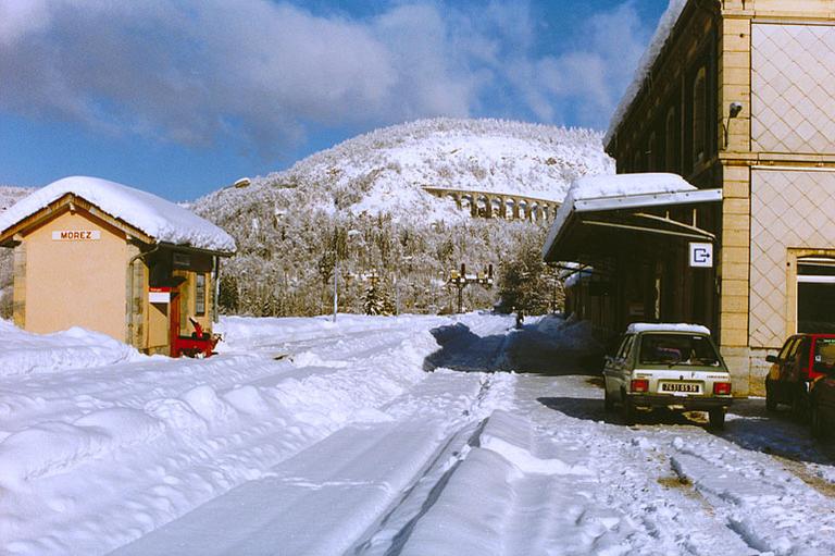 [La gare durant l'hiver 2000, côté bâtiment des voyageurs].