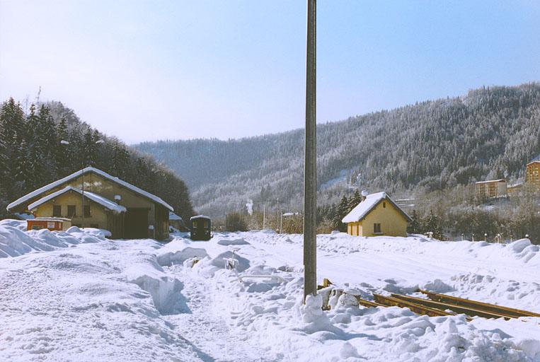 [La gare durant l'hiver 2000, côté entrepôt].