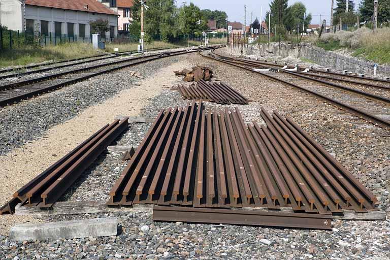 Stock de rails en gare de Champagnole.