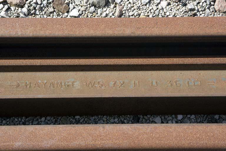 Inscription sur un rail en gare de Champagnole.