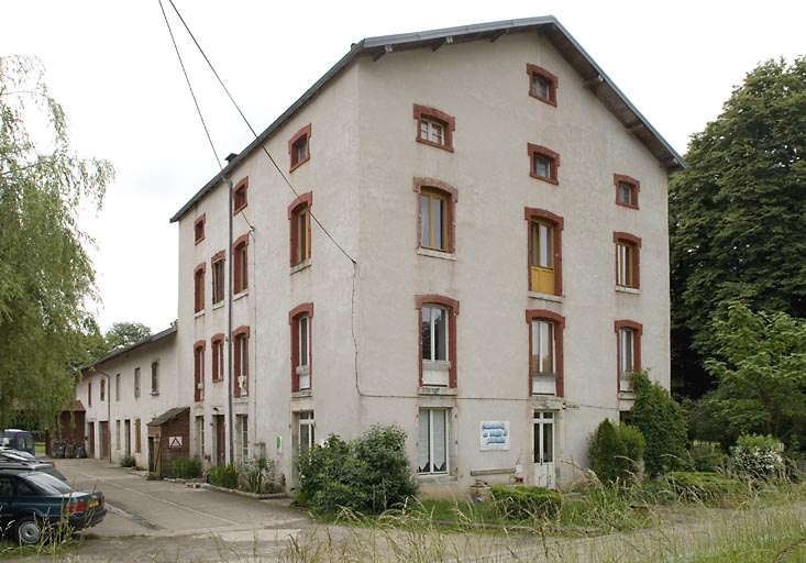 Atelier de fabrication depuis l'ouest.