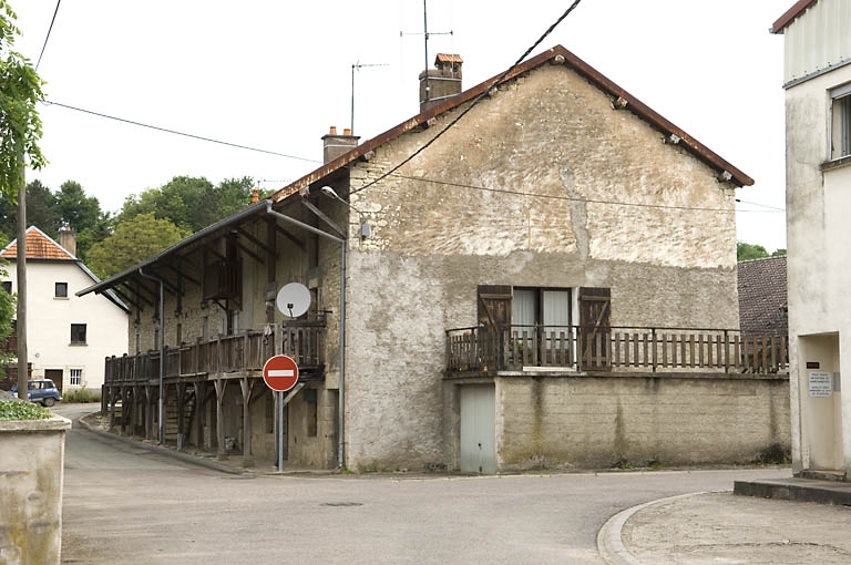 Logement ouvrier vu de trois quarts.