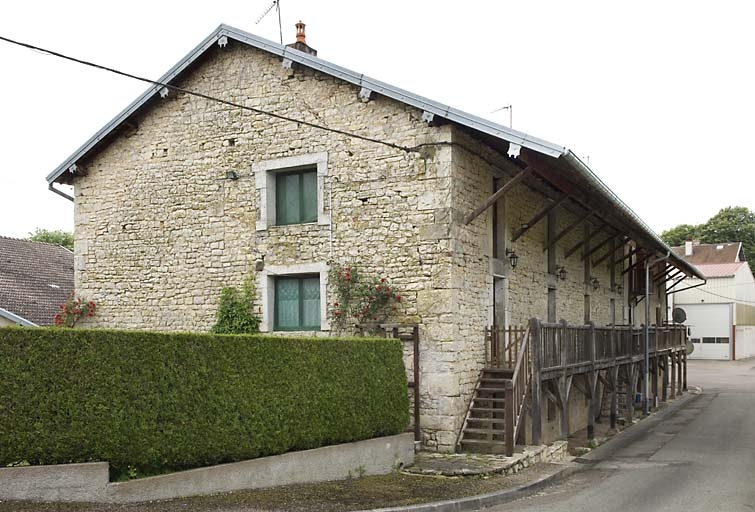 Façade sur rue du logement ouvrier.