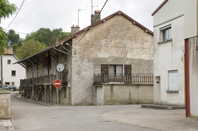 Logement ouvrier vu depuis le sud.