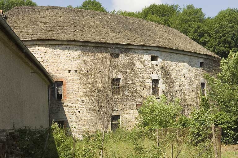 Façade postérieure du magasin en quart de cercle.