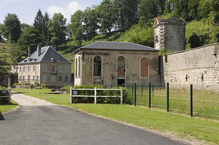 Logement patronal, salle des machines et pigeonnier depuis le nord-ouest.