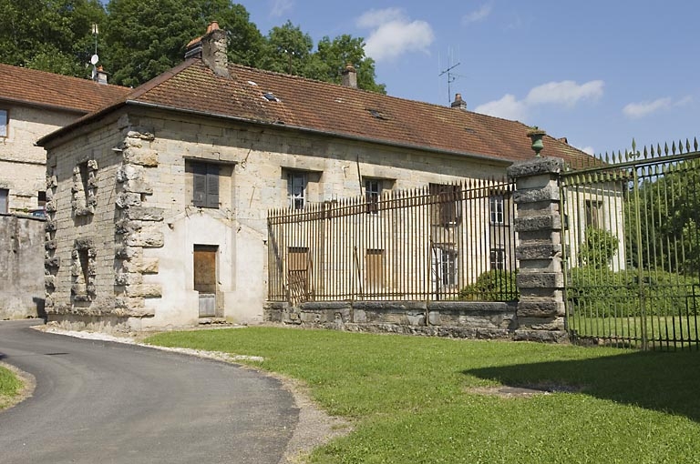 Logement (ancienne orangerie) vu depuis la cour.