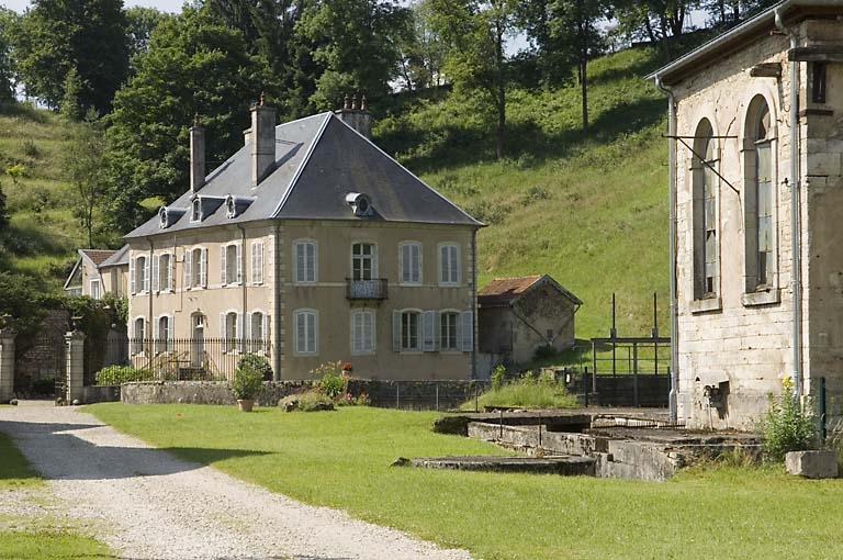 Logement patronal vu de trois quarts.