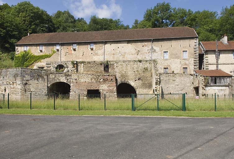 Halle à charbon et vestiges du haut fourneau. Vue de face.