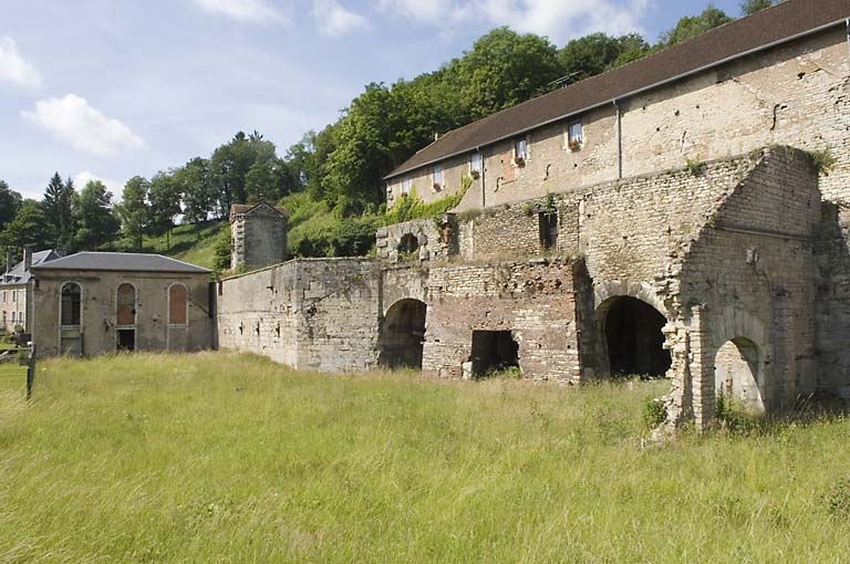 Vestiges du haut fourneau. Au premier plan : emplacement de l'atelier de fonderie.