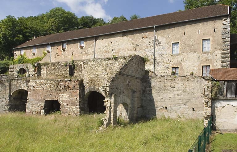 Halle à charbon et vestiges du haut fourneau. Vue de trois quarts.