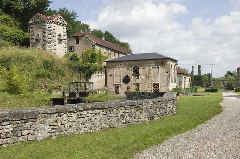 Pigeonnier, halle à charbon et salle des machines depuis l'est.