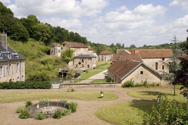 Vue d'ensemble depuis le parc du logement patronal, à l'est.