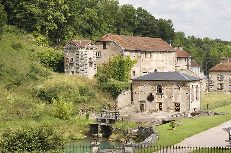 Vue d'ensemble des bâtiments de production depuis l'est.